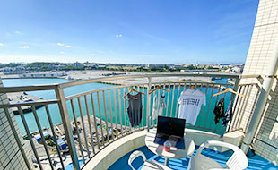 沖縄：ホテルのベランダでのんびり