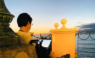沖縄：リゾート地で夕日と海を見ながら